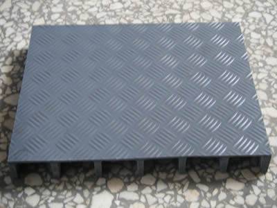 It is one piece of covered grating, the covered plate has decorative pattern on the surface.